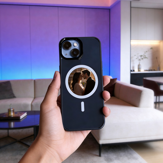 Funda DreamCase iPhone con pantalla circular e-ink mostrando foto personalizada de pareja, compatible MagSafe